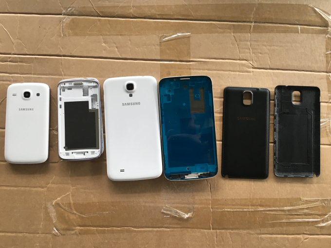 Nhiều chiếc điện thoại của nhiều h&atilde;ng bị thu giữ.