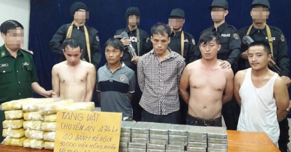 Hà Tĩnh: Bắt 5 đối tượng quốc tịch Lào vận chuyển 40 bánh heroin, 120.000 viên ma túy tổng hợp trên 2 xe bán tải
