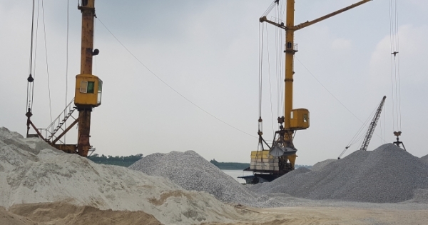 Bắc Ninh: Hàng loạt doanh nghiệp tập kết cát sỏi trái phép tại Cảng Kênh Vàng
