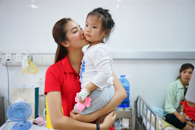 Hoa hậu Phạm Hương đến thăm c&aacute;c em nhỏ.