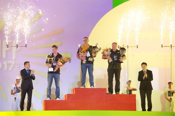 Ban tổ chức trao giải cho ba đội thi trong đ&ecirc;m chung kết DIFF 2017.