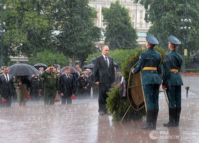Cơn mưa nặng hạt tr&uacute;t xuống l&uacute;c &ocirc;ng Putin đặt v&ograve;ng hoa.