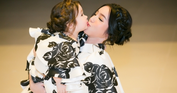 Cadie Mộc Trà tình cảm hôn mẹ Elly Trần tại sự kiện