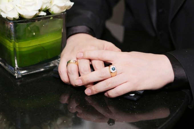 Ngo&agrave;i chiếc nhẫn kim cương xanh trị gi&aacute; hơn 2 tỷ, chiếc nhẫn mới của Nathan Lee c&oacute; gi&aacute; hơn 280 ng&agrave;n USD bằng v&agrave;ng khối, đ&iacute;nh 1 vi&ecirc;n kim cương xanh ''khủng'' v&agrave; 8 vi&ecirc;n kim cương trắng.