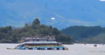 Video: Hiện trường vụ chìm tàu chở khách ở Colombia, ít nhất 9 người chết