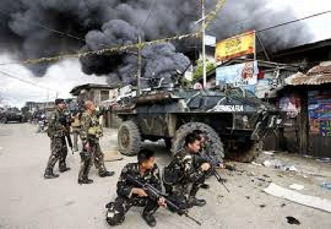Th&agrave;nh phố Marawi bị nh&oacute;m Maute đốt ph&aacute;.