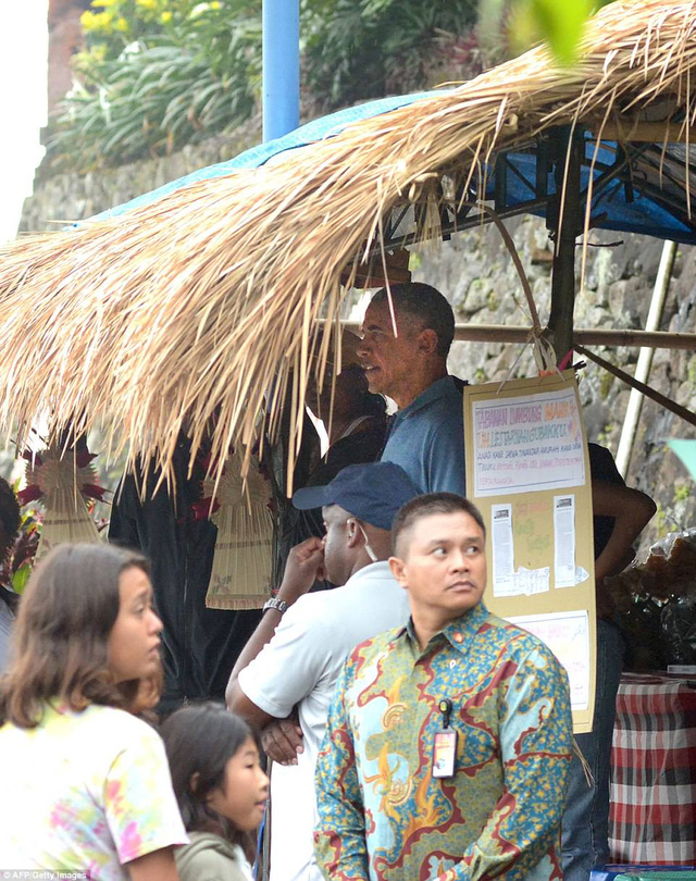 &Ocirc;ng Obama v&agrave; một số th&agrave;nh vi&ecirc;n th&aacute;p t&ugrave;ng nghỉ tại một điểm dừng ch&acirc;n ở khu du lịch Jatiluwih, Bali (Ảnh: AFP)