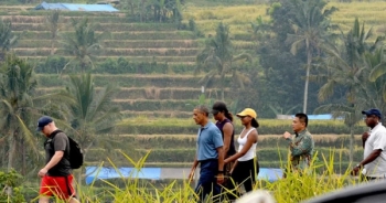 Gia đình Cựu tổng thống  Obama “du ngoạn” trên cánh đồng lúa ở Indonesia