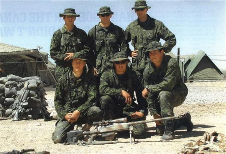 Đội l&iacute;nh bắn tỉa Canada ở Afghanistan năm 2002.
