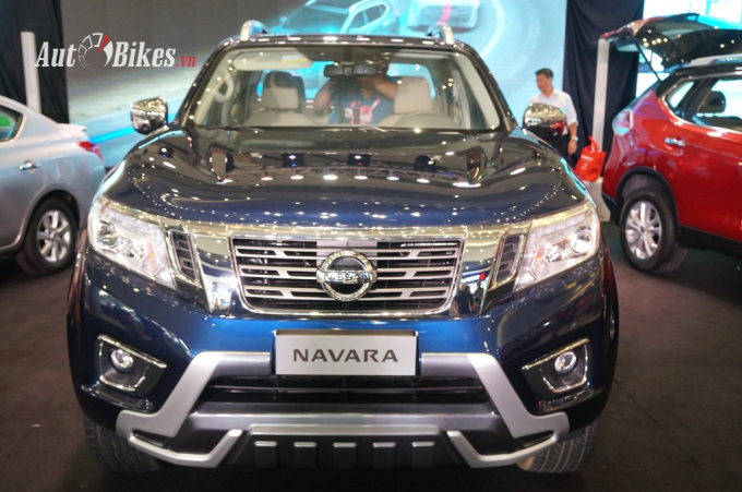 Nissan Navara Premium R với diện mạo cứng c&aacute;p hơn.