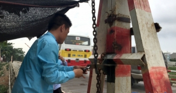 Hà Nội: Phụ xe buýt kiêm nhân viên mở barie
