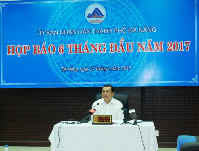 Chủ tịch UBND TP Đ&agrave; Nẵng Huỳnh Đức Thơ chia sẻ cuộc họp b&aacute;o.