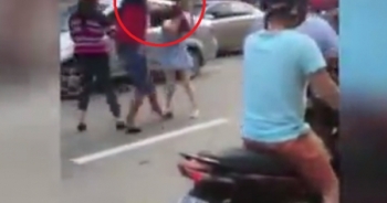 Clip: Thanh niên to khỏe cầm mũ bảo hiểm đánh vào đầu cô gái sau va chạm giao thông