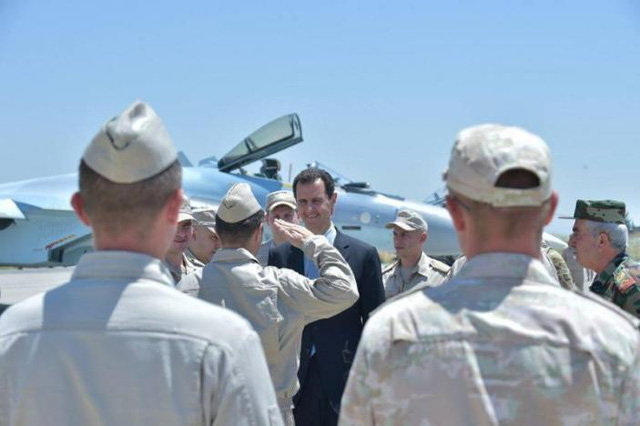 Tổng thống Assad tới thăm căn cứ Hmeymim.(Ảnh: Reuters)
