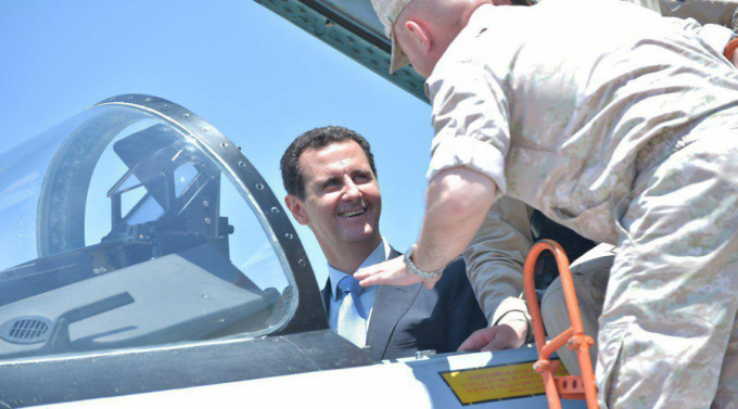 Tổng thống Assad ngồi v&agrave;o buồng l&aacute;i của m&aacute;y bay chiến đấu Su-35 của Nga .