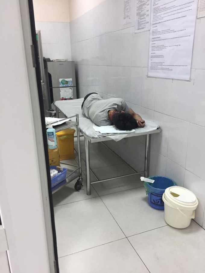 Anh&nbsp;Nguyễn Trung Ki&ecirc;n nằm chờ điều trị ở bệnh viện Đức Giang.&nbsp;