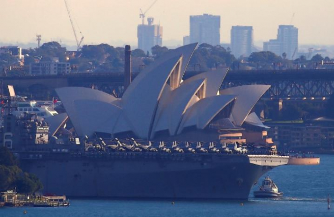 T&agrave;u USS Bonhomme Richard đổ bộ v&agrave;o cảng Sydney ở &Uacute;c ng&agrave;y 29/ 6. (Ảnh: Reuters)
