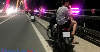 Bất chấp nguy hiểm hàng dài phương tiện vô tư dừng đỗ trên cầu Nhật Tân