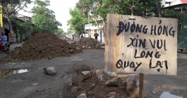 Nghệ An: Người dân lập “lô cốt” ngăn xe tải vì đường nát như tương