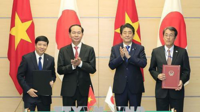 Chủ tịch nước Trần Đại Quang v&agrave; Thủ tướng Shinzo Abe chứng kiến lễ k&yacute; hợp t&aacute;c nhiều lĩnh vực giữa hai nước - Ảnh: TTXVN.