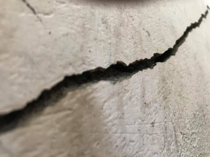 Một vết nứt mới từ bức tường ph&iacute;a sau khu vệ sinh.