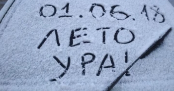 Nga lạnh kỷ lục, tuyết đột ngột rơi trắng trời giữa mùa hè