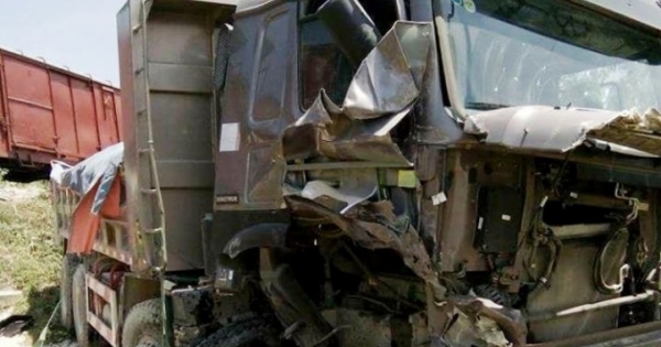 Nghệ An: Tai nạn đường sắt nghiêm trọng, tàu hỏa tông nát xe ben chở đá
