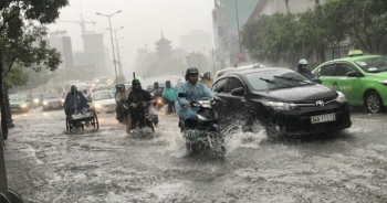 TP HCM: Cửa ngõ sân bay Tân Sơn Nhất rối loạn do ngập nước kết hợp với kẹt xe