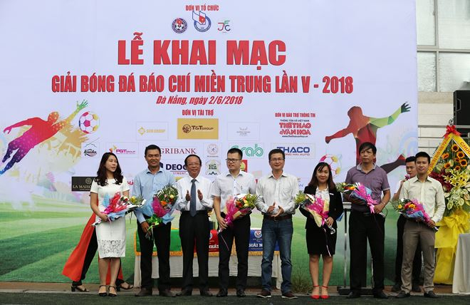 Ph&oacute; Chủ tịch thường trực Hội Nh&agrave; b&aacute;o Việt Nam tặng hoa cho đại diện c&aacute;c đội b&oacute;ng.