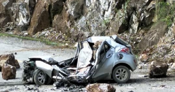 Tại nạn hi hữu khiến một chiếc ô tô biến dạng, tài xế tử vong