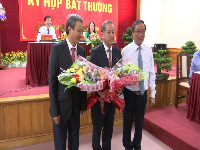 &Ocirc;ng Phan Ngọc Thọ (người giữa) được bầu l&agrave;m Chủ tịch UBND tỉnh Thừa Thi&ecirc;n - Huế.
