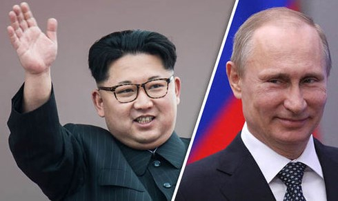 Tổng thống Nga Vladimir Putin (phải) v&agrave; Nh&agrave; l&atilde;nh đạo Triều Ti&ecirc;n Kim Jong-un. Ảnh: Daily Express.