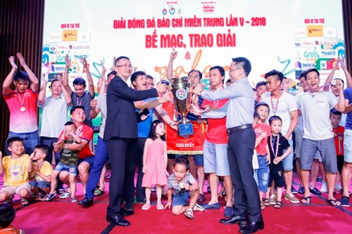 Ban tổ chức trao giải Nhất cho đội b&oacute;ng FC B&aacute;o ch&iacute; Thanh H&oacute;a