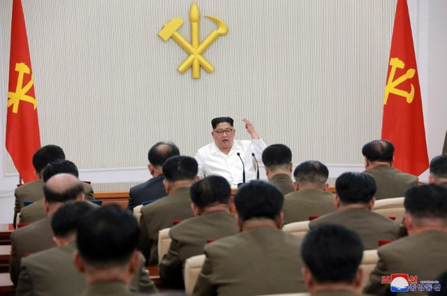 Nh&agrave; l&atilde;nh đạo Triều Ti&ecirc;n Kim Jong-un ph&aacute;t biểu tại một cuộc họp của Ủy ban qu&acirc;n ủy trung ương Đảng Lao động Triều Ti&ecirc;n. (Ảnh: Reuters)