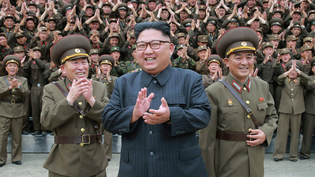Nh&agrave; l&atilde;nh đạo Kim Jong-un tới thăm một đơn vị qu&acirc;n đội (Ảnh: AP)