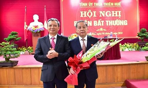Chủ tịch UBND tỉnh TT- Huế nhiệm kỳ 2016- 2021, &ocirc;ng Phan Ngọc Thọ (b&ecirc;n phải)