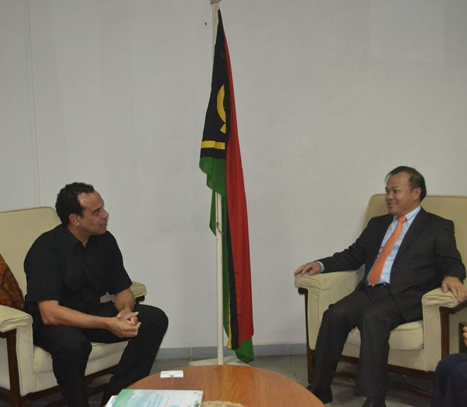 Thứ trưởng Vũ Hồng Nam gặp Bộ trưởng Ngoại giao Vanuatu.