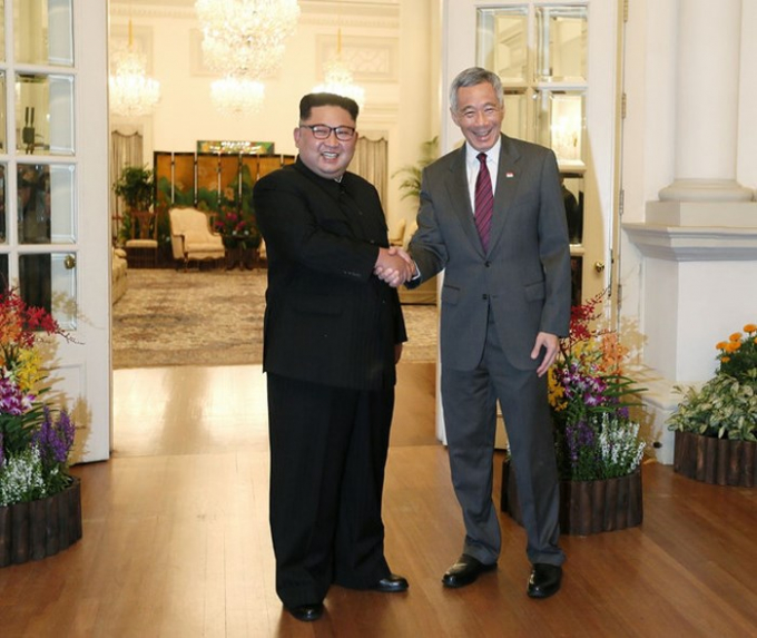 &Ocirc;ng Kim Jong-un bắt tay Thủ tướng Singapore L&yacute; Hiển Long