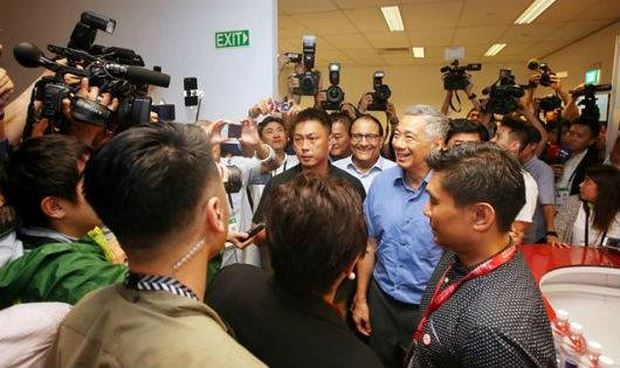 Thủ tướng Singapore thăm trung t&acirc;m b&aacute;o ch&iacute; phục vụ đưa tin hội nghị thượng đỉnh Mỹ - Triều. Ảnh: Straits Times.
