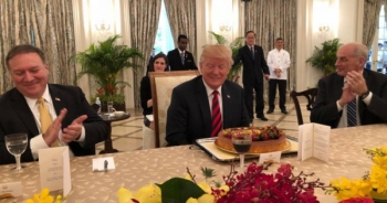 Ông Trump bất ngờ được tặng bánh sinh nhật trong cuộc gặp với Thủ tướng Singapore
