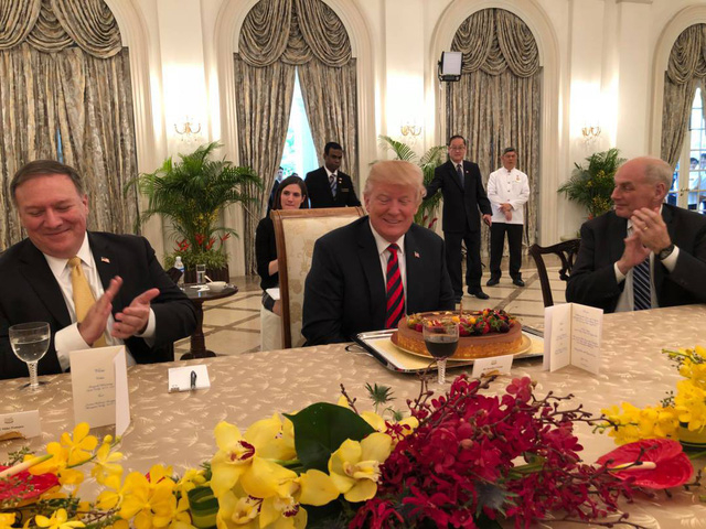 Tổng thống Mỹ Donald Trump bất ngờ nhận được chiếc b&aacute;nh ch&uacute;c mừng sinh nhật sớm của giới chức Singapore. (Ảnh: Twitter)