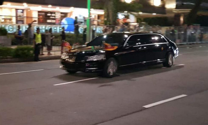 Xe của &ocirc;ng Kim Jong-un rời kh&aacute;ch sạn St. Regis. (Ảnh: Yonhap)