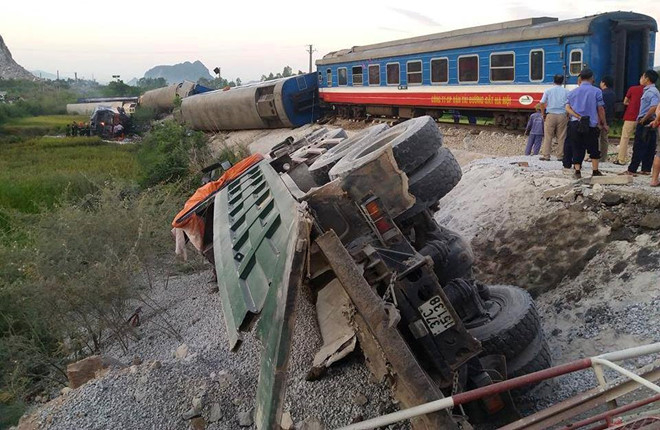Hiện trường vụ tai nạn đường sắt khiến 2 người chết ở Thanh H&oacute;a