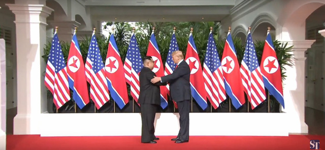 Tổng thống Trump v&agrave; nh&agrave; l&atilde;nh đạo Kim Jong-un bắt tay nhau (Ảnh: ST)