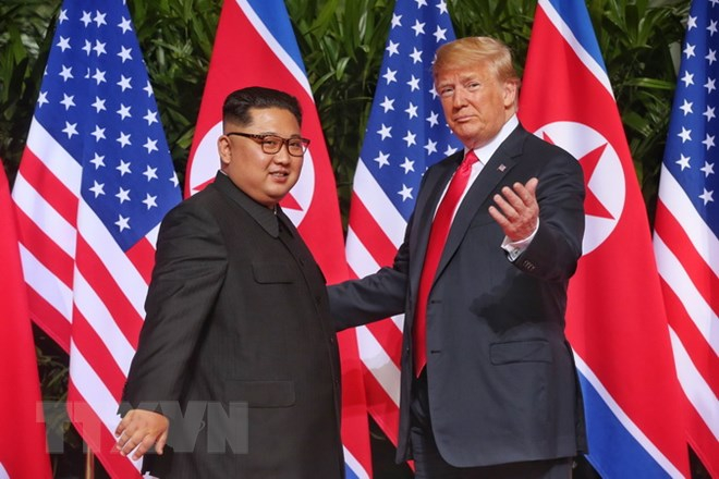 Tổng thống Mỹ Donald Trump (phải) v&agrave; nh&agrave; l&atilde;nh đạo Triều Ti&ecirc;n Kim Jong-un tại cuộc hội đ&agrave;m ở Singapore ng&agrave;y 12/6. (Nguồn: THX/TTXVN)