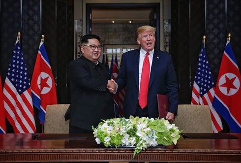 Tổng thống Mỹ Donald Trump (phải) v&agrave; Nh&agrave; l&atilde;nh đạo Triều Ti&ecirc;n Kim Jong-un c&oacute; c&aacute;i bắt tay lịch sử ng&agrave;y 12/6. Ảnh: AP.