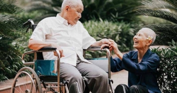 Chuyện tình cảm động sau bộ ảnh kỷ niệm 65 năm ngày cưới bên xe lăn