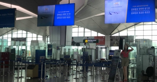 Nữ hành khách trình báo quên ba lô chứa 10.000 USD tại sân bay Vinh