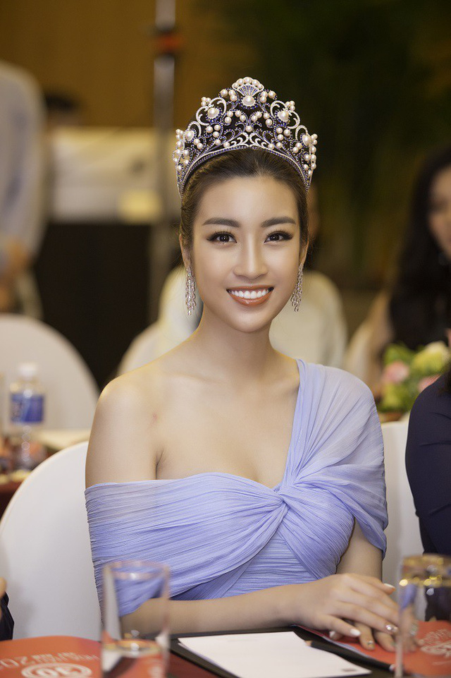Hoa hậu H&agrave; Kiều Anh v&agrave; Hoa hậu Đỗ Mỹ Linh.