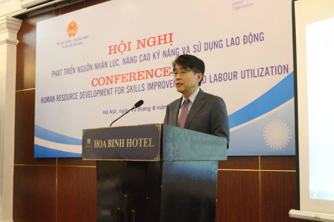 &Ocirc;ng Chang Hee Lee Gi&aacute;m đốc ILO H&agrave; Nội ph&aacute;t biểu tại hội nghị.